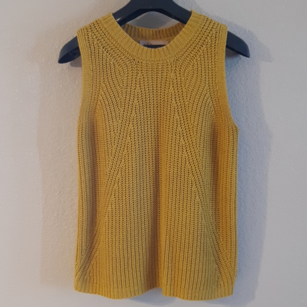 Yellow Knitted Top w/a Lovely Stitching Pattern